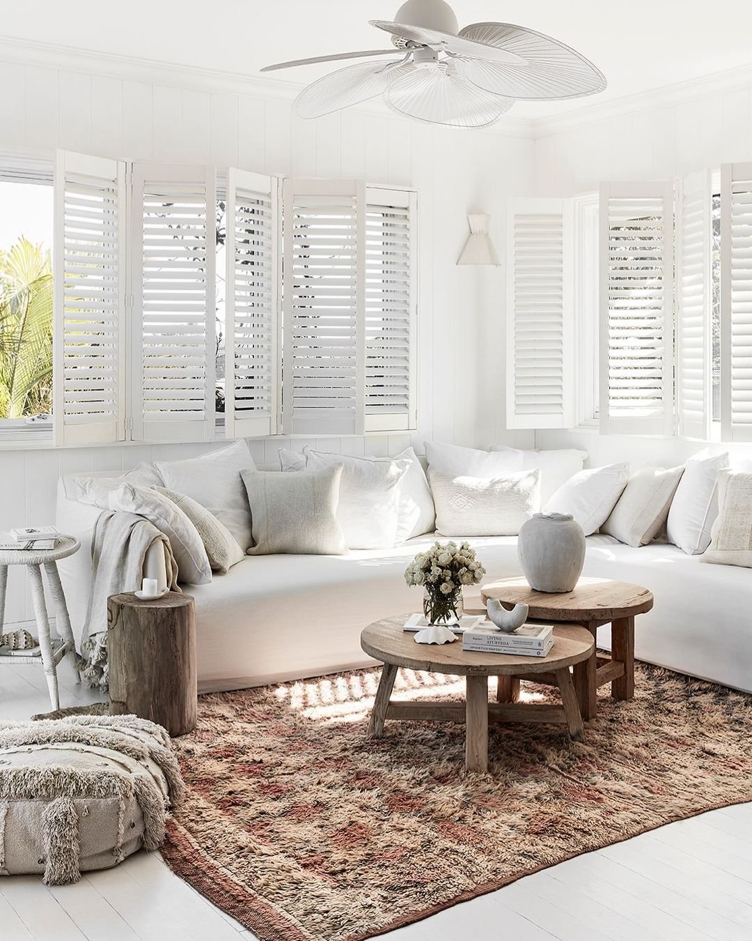 Salón con abundante luz natural que mejora la amplitud y la sensación de confort en el hogar